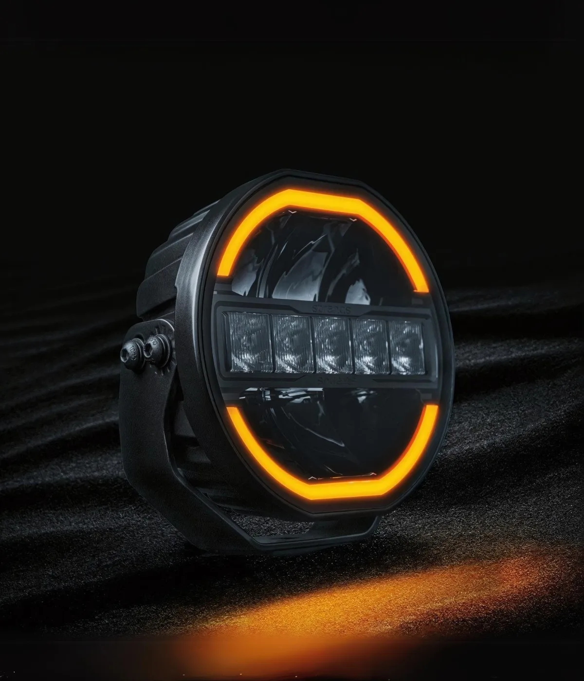 Faro Skylord da 7" con luce di posizione accesa di colore ambrato.